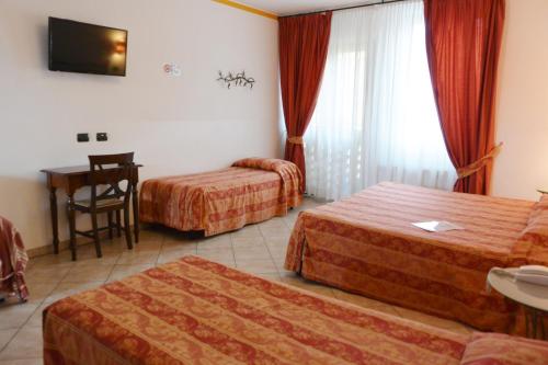 4 twin beds