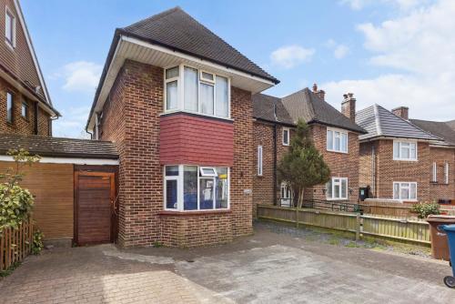 South Harrow Apartment - image 12