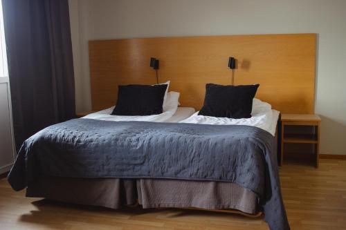 2 twin beds, 1 sofa bed