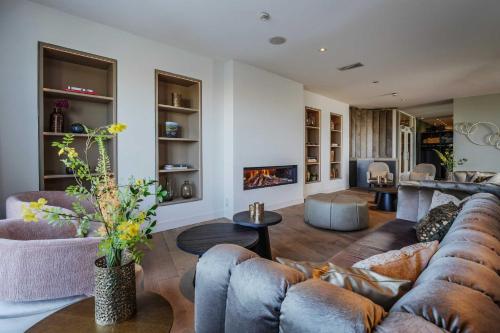 Bar/ Salón, Paal 8 Hotel aan Zee in Terschelling