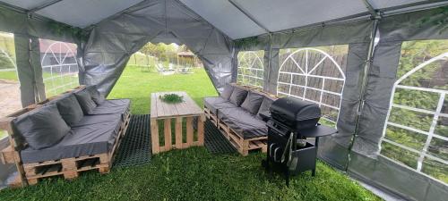 Domek Gabi z balia w ogrodzie - Nova Lesna