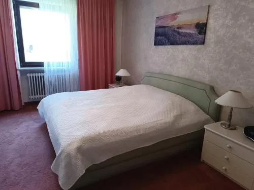 Nichtraucher-Zimmer, Privatunterkunft, mit Sonnenaufgang, Kühlschrank, Mikrowelle, Ventilator und ruhiger Innenhof Obergeschoss bei Koberstein in Tutzing, Deutschland