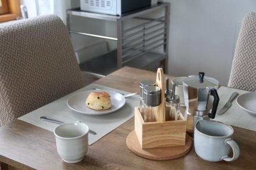 Зручності, Seaview and Sunsets, Entire place, private entrance, Large Bedroom, Full kitchen and bathroom in Еністімон