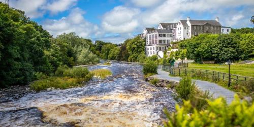 Seaview and Sunsets, Entire place, private entrance, Large Bedroom, Full kitchen and bathroom in Еністімон