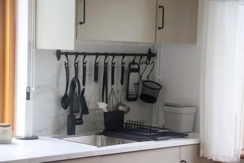 кухня, Seaview and Sunsets, Entire place, private entrance, Large Bedroom, Full kitchen and bathroom in Еністімон