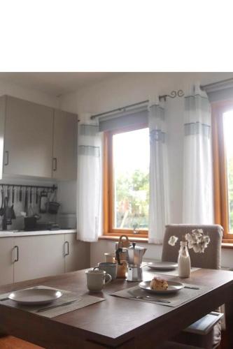 Seaview and Sunsets, Entire place, private entrance, Large Bedroom, Full kitchen and bathroom in Еністімон