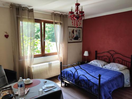 Colmar "Room" chambre privée chez l'habitant,parking voiture devant la maison,garage moto et vélo,petit déjeuner 1