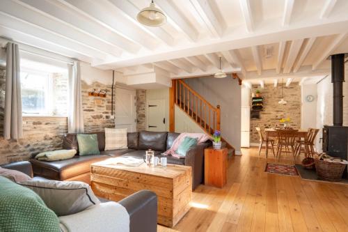 Granary Cottage with hot tub on organic farmland in Dihewid