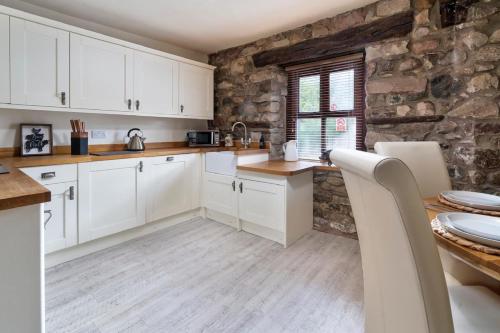 The Old Paper-shop, WiFi, Sleeps 4 & Pet Friendly in Bolton Le Sands