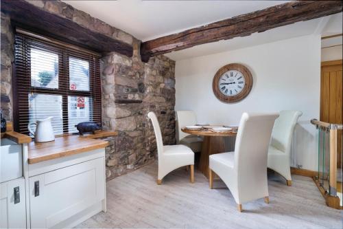 The Old Paper-shop, WiFi, Sleeps 4 & Pet Friendly in Bolton Le Sands