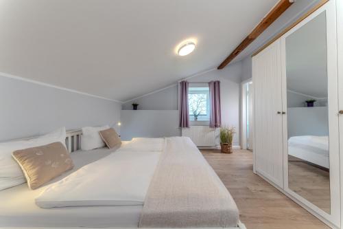 2 bedrooms, 3 beds