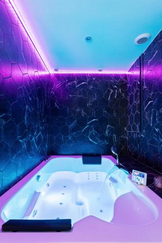 Love Room - Luxe et Romance in บูร์ก-ออง-เบรส