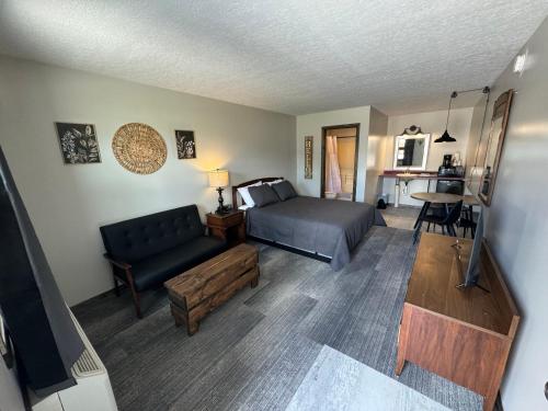. West Pines Motel