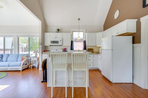 Lake Access and Pools Sun-Soaked Westford Cottage! in Westford (MA)