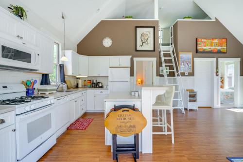 Lake Access and Pools Sun-Soaked Westford Cottage! in Westford (MA)