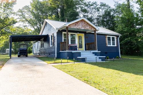Blue Bungalow w/ Free Golf Cart 1/2 mi from Square in Covington, USA