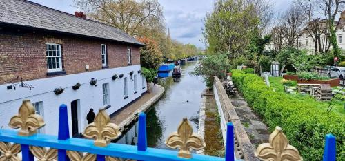 Captivating Canal View 3 bed Flat - Little Venice - image 12