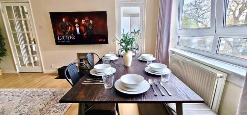 Captivating Canal View 3 bed Flat - Little Venice - image 13