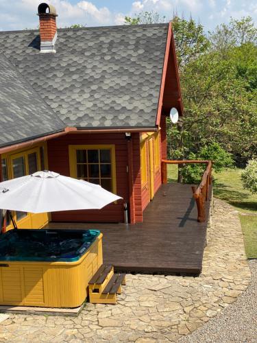 Parádsasvári Sasfészek (Paradsasvari Sasfeszek) in ปารัด