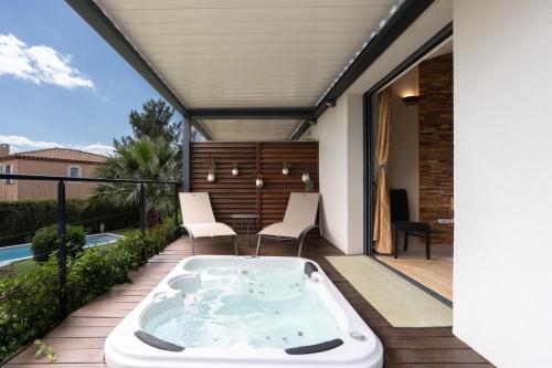 Pezsgőfürdő, L'ESCALE COTE BLEUE VILLA & Spa Classée 4 Étoiles (L'ESCALE COTE BLEUE VILLA & Spa Classee 4 Etoiles) in Sausset-Les-Pins