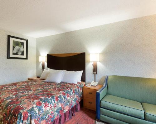 Super 6 Inn & Suites Williamstown (WV)