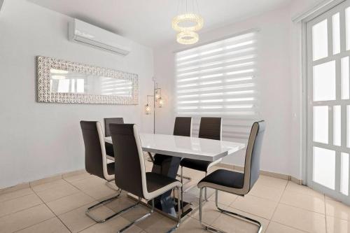 Family Home With Pool Near to The Airport and Solar Panel in 卡罗来纳