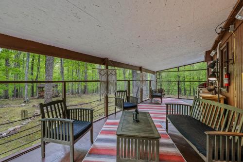 River Walk Cottage - Romantic Escape in Great Cacapon, USA