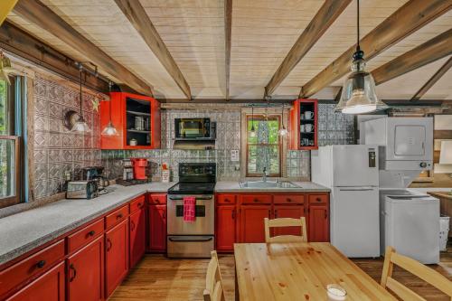 River Walk Cottage - Romantic Escape in Great Cacapon, USA