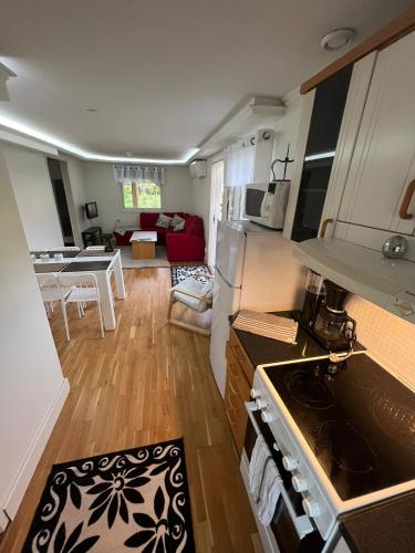 Gäst lägenhet i centrala Falkenberg botten plan utmärkt för äldre folk (Gast lagenhet i centrala Falkenberg botten plan utmarkt for aldre folk) in 팔켄베리