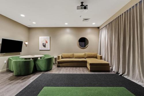 Serene Haven DT HighRise, Gym, Pool, Parking, W-D, Golf - Tap to explore photos