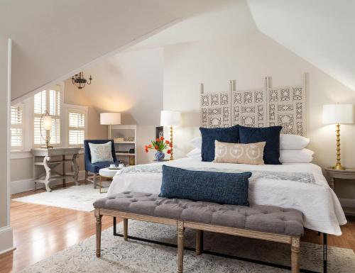 White Doe Inn Bed & Breakfast