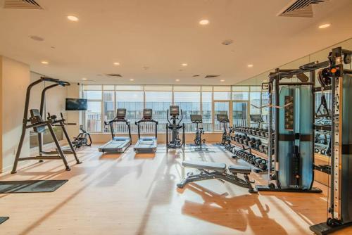Modern HighRise Sanctuary, Gym, Pool, Prking, W-D, Golf thumb 2