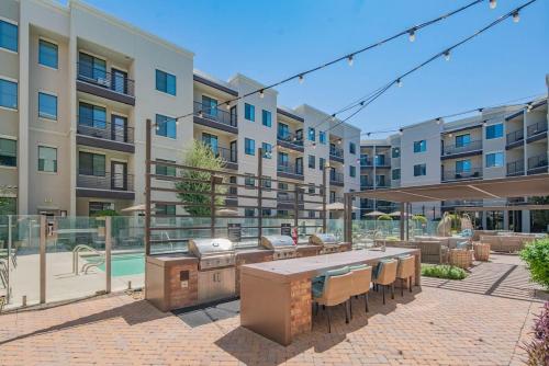 Serene 1BR Uptown Biltmore Gym Pool Parking WD thumb 4