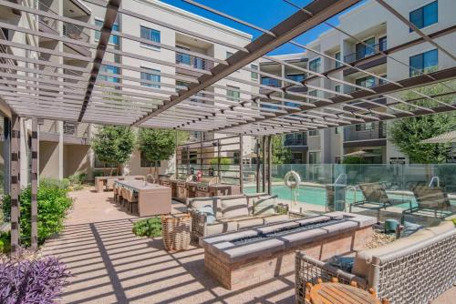 Quaint 2BR Uptown Biltmore Gym Pool Parking WD thumb 4