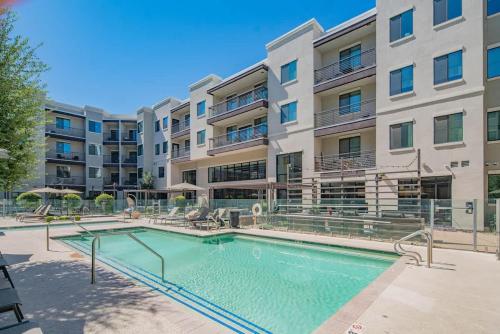 Quaint 2BR Uptown Biltmore Gym Pool Parking WD detail