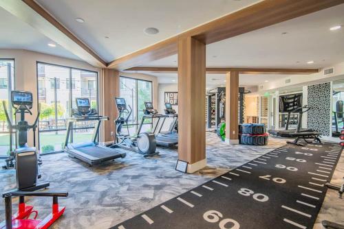 Modern 2BR Uptown Biltmore Gym Pool Parking WD thumb 2