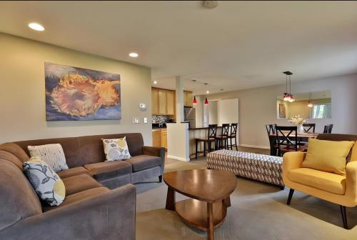 Spacious 2BR, 3BA Vermont Condo with EV Station, Ski Rental Deals & Summer Pool, Killington