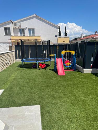 Villa Skyline- near beach and city center with heated pool in โรกอสนิก้า