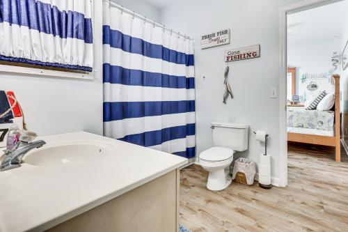 Carolina Beach Condo with Deck Steps to Shore! - image 10