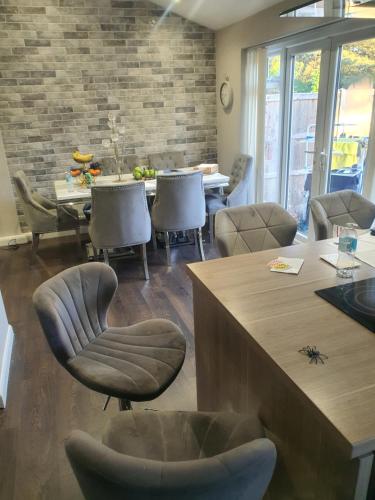 One bed room in three bed room house - Cuffley
