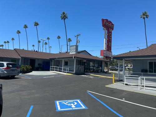 Hi-Way Host Motel - image 11