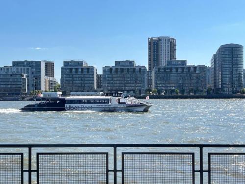 Riverside 1bd near Canary Wharf - image 8