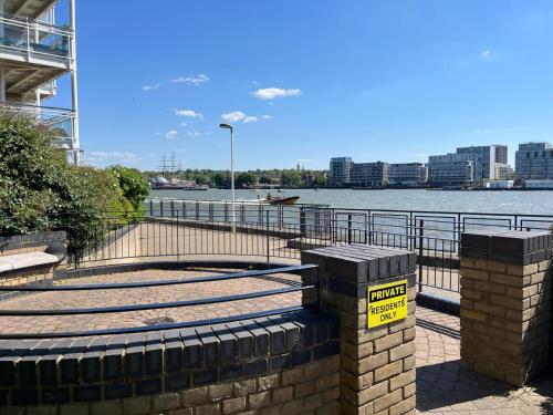 Riverside 1bd near Canary Wharf - image 10