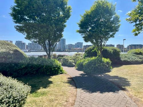 Riverside 1bd near Canary Wharf - image 6