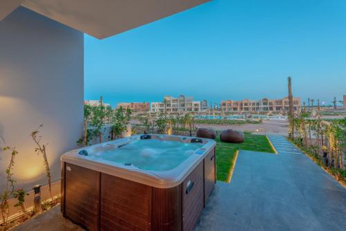 Chic 1 BR with private jacuzzi, Banī Ghālib