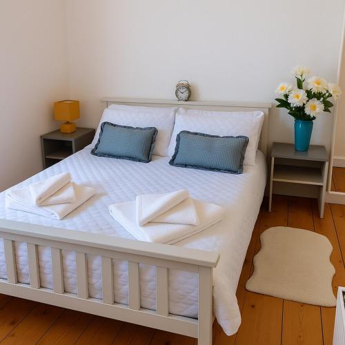 Comfy 2BR Flat - Near City Centre - Great Value Stay & Free Parking, Edinburgh