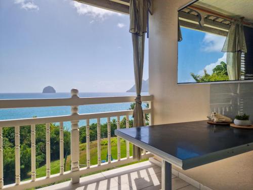 Erkély/terasz, Appartement terrasse vue mer et piscine in Le Diamant