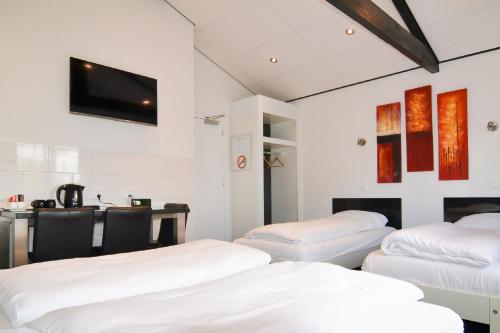Quadruple Room with Shower image 5