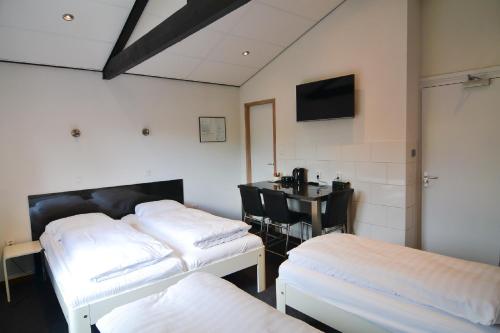 Quadruple Room with Shower image 8