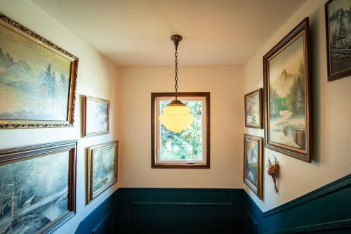 Historic Hotel Packwood - image 7